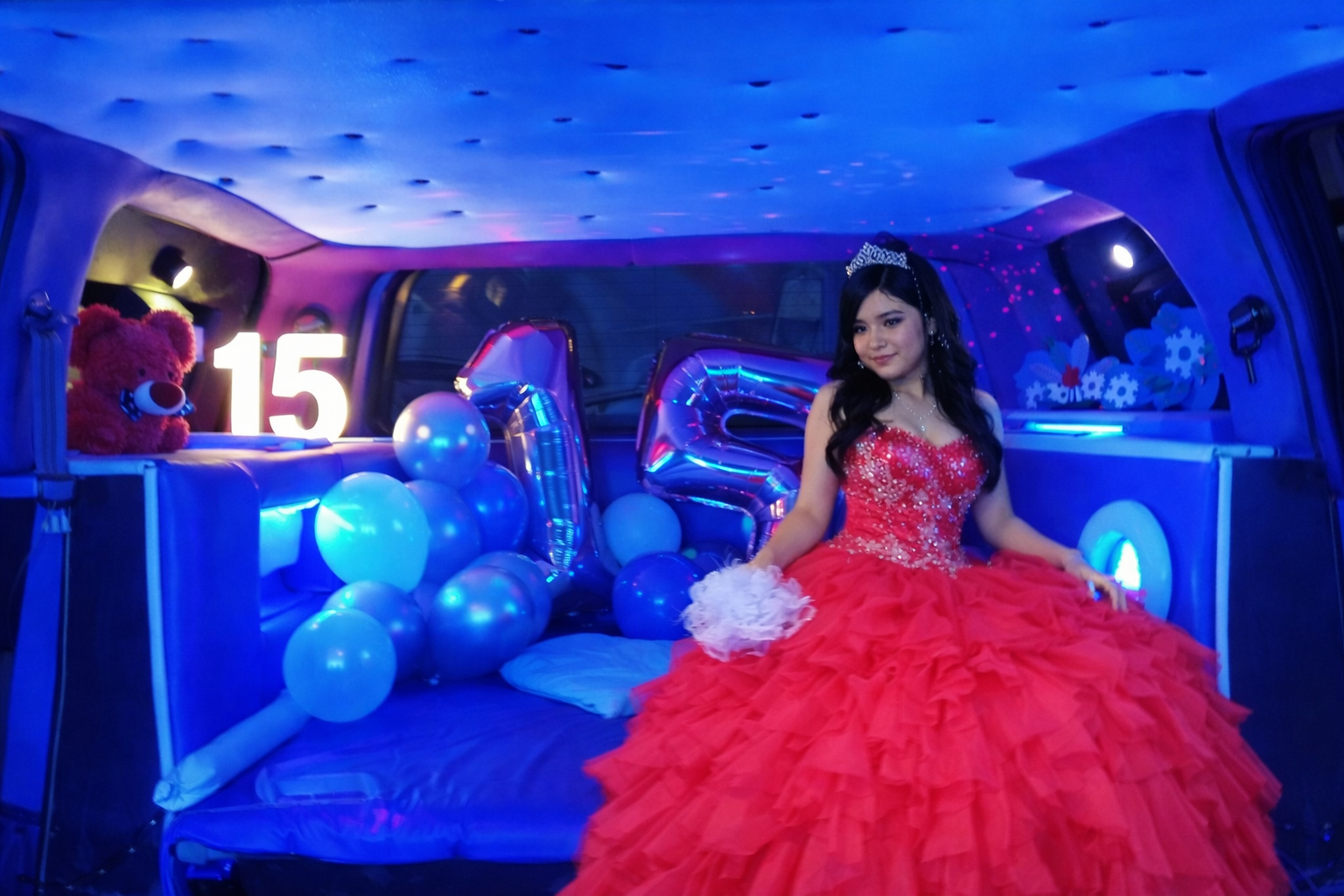 Chica con vestido de 15 años dentro de una limusina en Barcelona